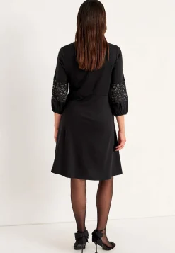 Viskosekjole med blondedetaljer