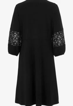 Viskosekjole med blondedetaljer