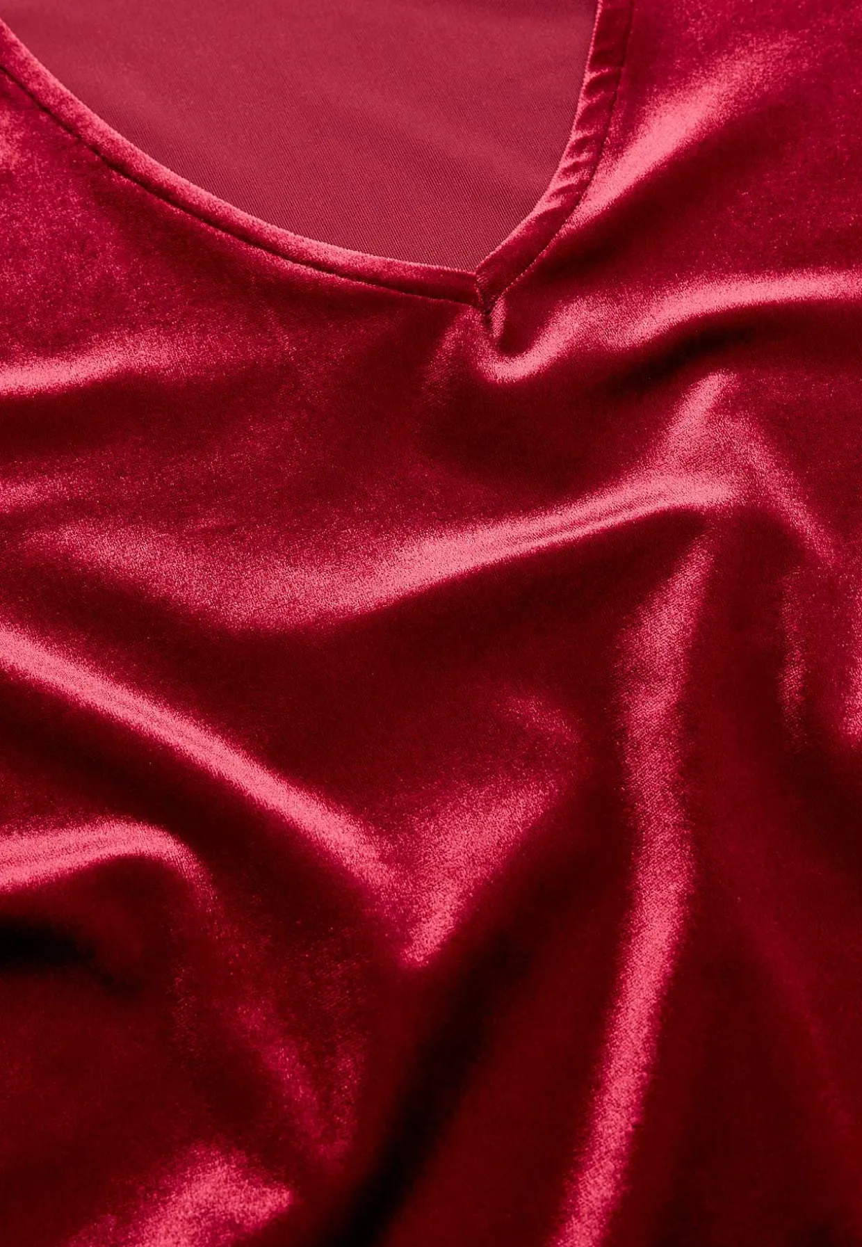 V-udskåret fløjlskjole