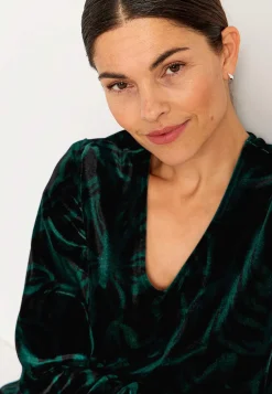 V-udskåret fløjlskjole